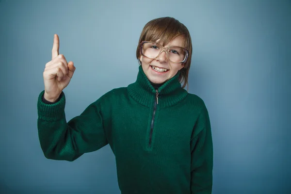 Tiener jongen bruin haar Europese verschijning in groene trui wit — Stockfoto