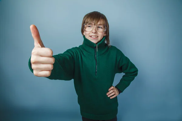 Adolescente chico marrón pelo europeo apariencia en verde suéter ingenio —  Fotos de Stock