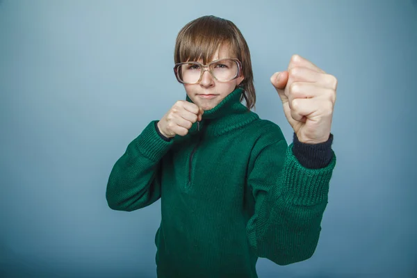 Ragazzo adolescente aspetto europeo in occhiali da sole maglione verde — Foto Stock