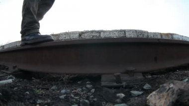 Demiryolu yolculuk bacaklarda çizmeler video gopro adam yürüyor