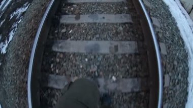 Demiryolu yolculuk bacaklar video gopro çizmeler seyahat adam yürüyor