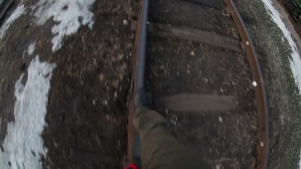 Homem caminha por trilhos viagem pernas em botas vídeo gopro — Vídeo de Stock