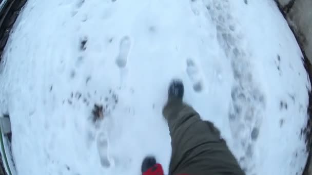 Mann läuft durch den Schnee von der Verfolgungsjagd Ego-Video-Beine Schuhe gopro — Stockvideo