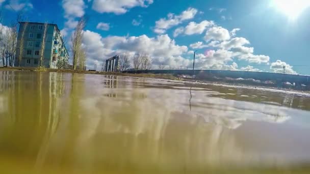 Panoráma města ruské jaro bahno louže slunečný den pětipatrové budovy, hlavní potrubí topení, modrá obloha video gopro hd1920x1080 — Stock video