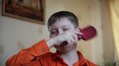 genç çocuk penye baş ev video hd 1920 x 1080 saçlarını tarak