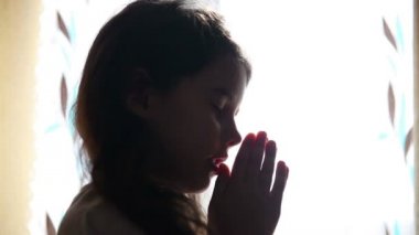 çocuk genç kız dua dua ediyor siluet penceresinde video hd 1920 x 1080