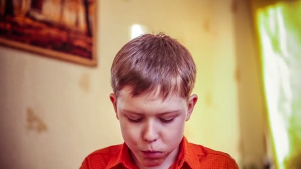 Adolescente chico diez años comer un saludable desayuno maíz copos divertido video hd 1920x1080 — Vídeo de stock