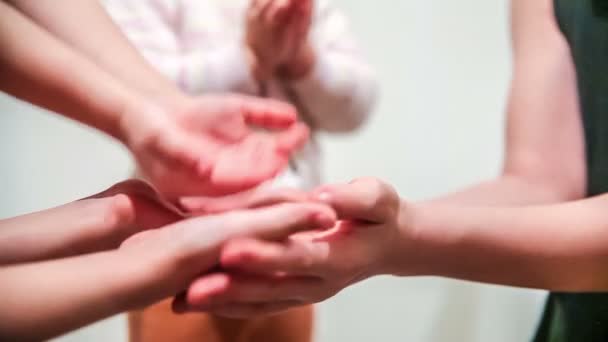 Grandes mãos handshake grupo de crianças pequeno menino vídeo hd 1920x1080 — Vídeo de Stock