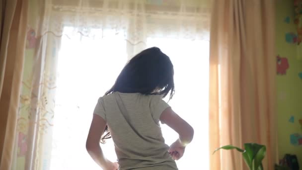 Έφηβος κορίτσι εκτείνεται ξύπνιοι στέκεται στο παράθυρο σιλουέτα γύρισμα βίντεο hd 1920 x 1080 τρόπο ζωής — Αρχείο Βίντεο