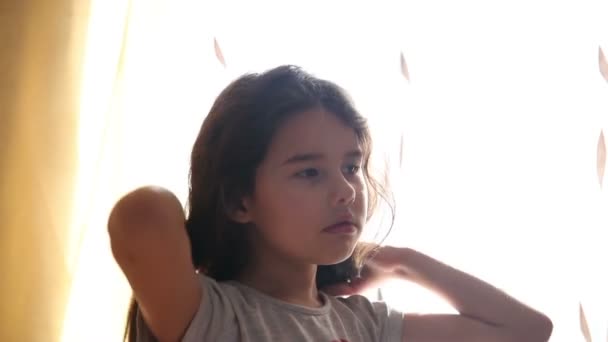 Дівчина-підліток робить волосся на вікні ранок торкається кучерявого способу життя відео HD 1920x1080 — стокове відео