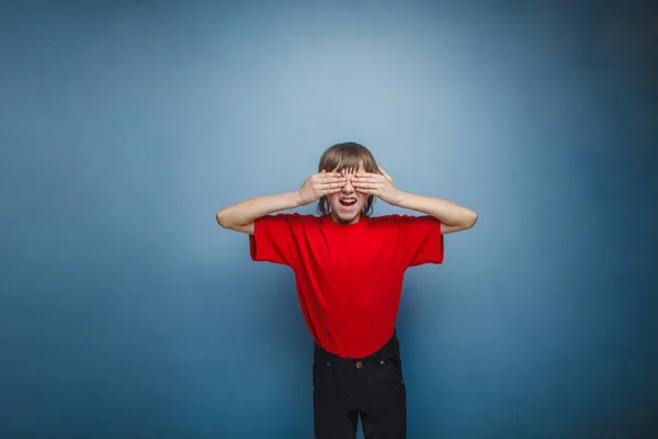 Jongen, sloot tiener, twaalf jaar in het rode shirt, zijn ogen, h — Stockfoto
