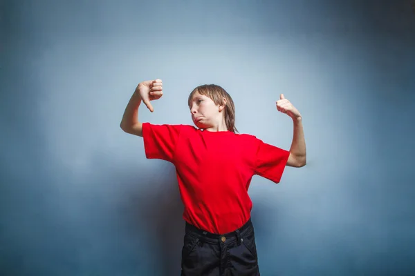 Boy, teenager, twelve years old, in a red t-shirt, looking to  s — Stock Photo, Image