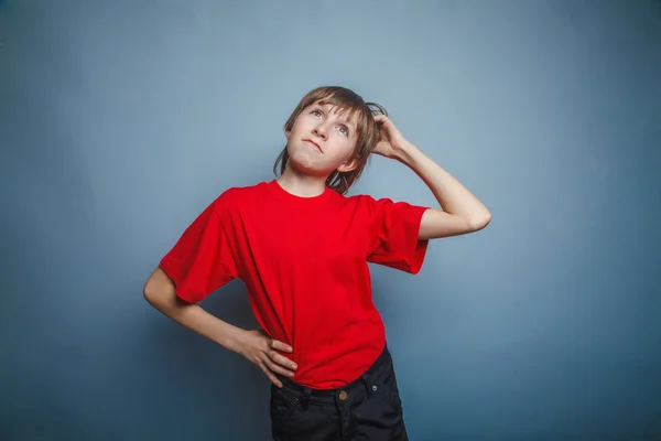 Niño, adolescente, doce años en camisa roja, pensativo, derzhet h — Foto de Stock