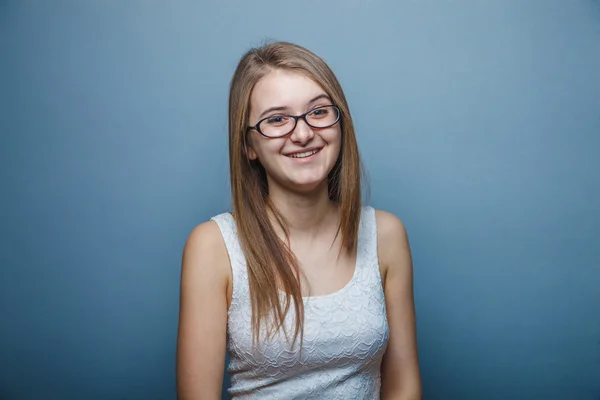 Mujer con gafas en vestido blanco, mirando recto y sonriente —  Fotos de Stock