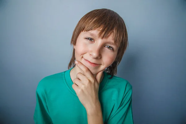 Niño, adolescente, doce años con una camiseta verde, mirando hacia otro lado, t —  Fotos de Stock