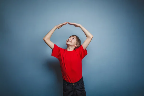 Menino, adolescente, doze anos na camiseta vermelha, feita de — Fotografia de Stock