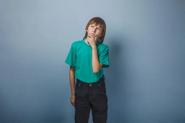 Jongen, glimlachte tiener, twaalf jaar in groen shirt, dromerig — Stockfoto