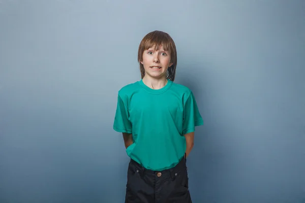 男孩，少年时，在绿色的 t 恤，露出牙齿十二年 — 图库照片