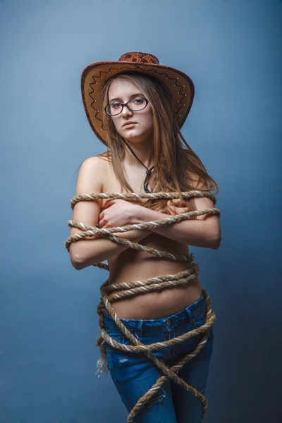 Lunettes pour femme, enveloppées d'une corde dans un chapeau de cow-boy — Photo