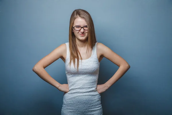 Mujer con gafas en un vestido blanco, las manos en las caderas, enojado —  Fotos de Stock