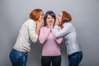 üç kadın kadın kadın arkadaş kız dedikodu söylentiler gri bir arka plan üzerinde sürpriz sürpriz