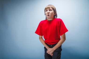 genç çocuk kırmızı T-shirt Avrupa görünüm Kahverengi saç elinde