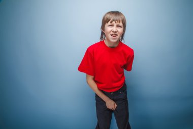 genç çocuk kırmızı T-shirt Avrupa görünüm Kahverengi saç tutar