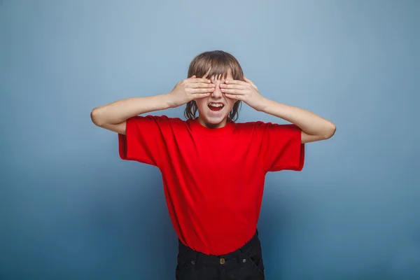 Menino em vermelho t-shirt adolescente cabelo castanho Europeu aparência perto — Fotografia de Stock