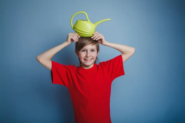 Chico adolescente europeo apariencia en un rojo camisa marrón pelo agua — Foto de Stock