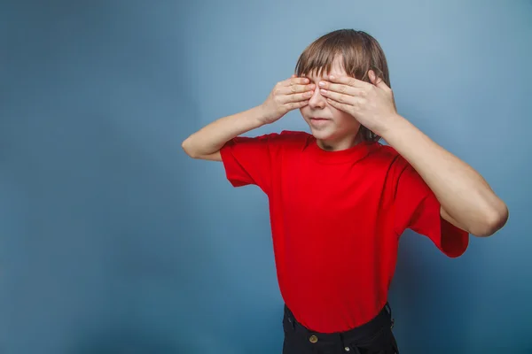 Мальчик в красной футболке подросток каштановые волосы европейский взгляд — стоковое фото
