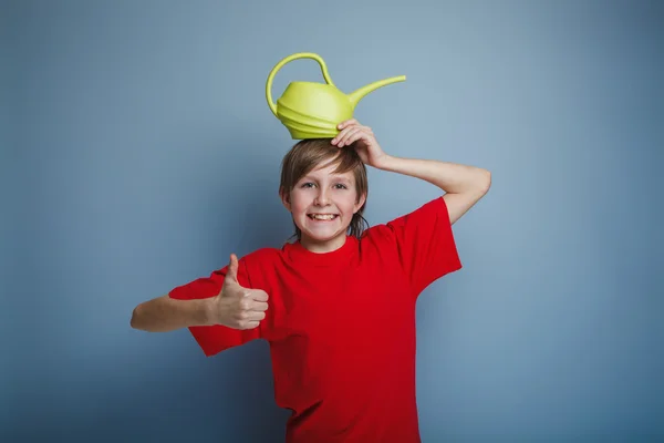 Junge Teenager europäisches Aussehen in einem roten Hemd braunes Haar Wasser — Stockfoto