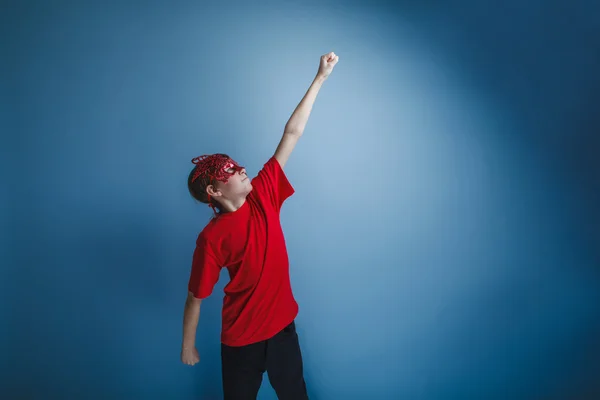 Chico adolescente europeo apariencia en un rojo camisa marrón en un rojo m — Foto de Stock