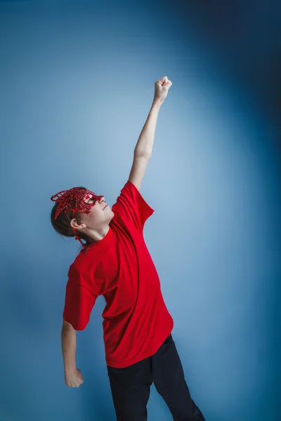 Chico adolescente europeo apariencia en un rojo camisa marrón en un rojo m — Foto de Stock