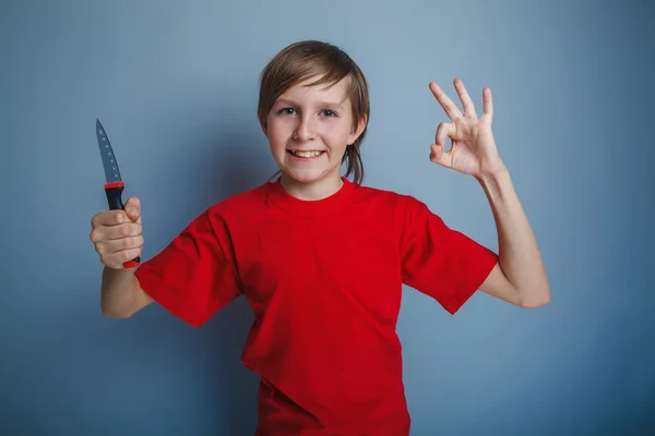 Junge Teenager europäisches Aussehen in einem roten Hemd mit einem braunen — Stockfoto