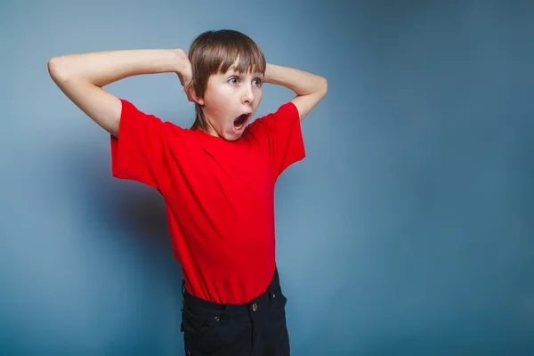 Ragazzo adolescente europeo aspetto aperto la bocca grida il suo han — Foto Stock