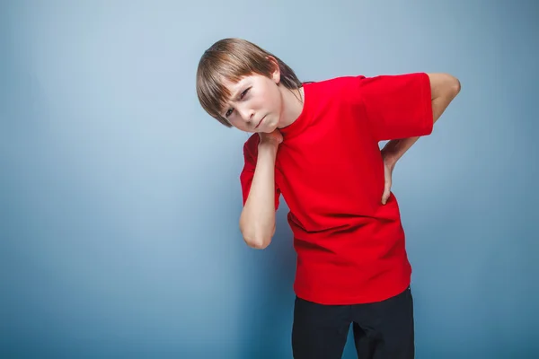 Adolescente menino marrom europeu aparência em uma camisa vermelha segurando oi — Fotografia de Stock