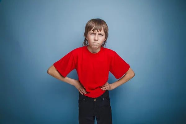 Menino em vermelho t-shirt adolescente cabelo castanho aparência europeia com — Fotografia de Stock