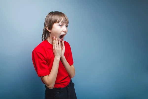 Teenager Junge öffnete seinen Mund europäisches Aussehen Schreie gehalten h — Stockfoto