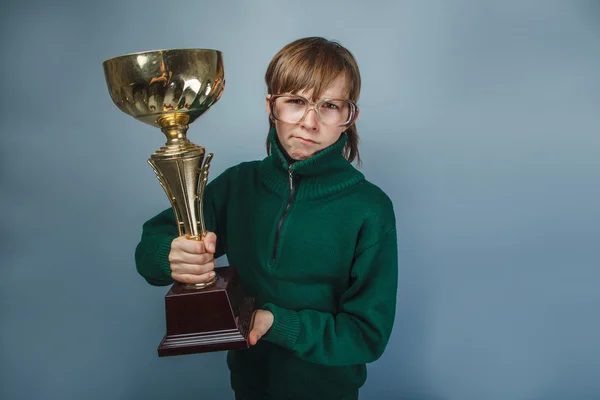 Chico de aspecto europeo de diez años en vasos sosteniendo una taza — Foto de Stock