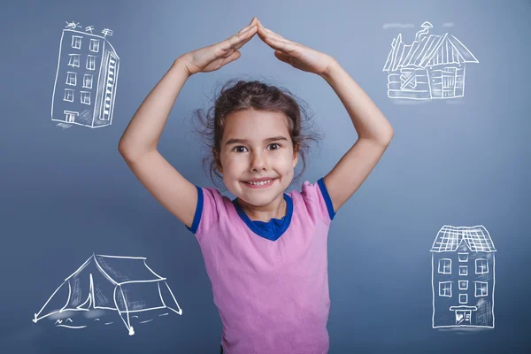 Adolescente menina criança mostra desenhos de caráter no telhado da casa de volta — Fotografia de Stock