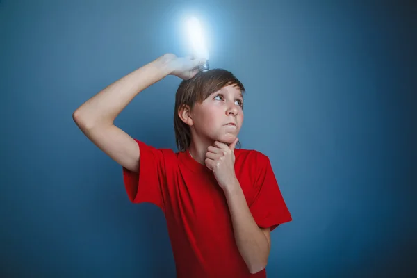 Adolescente aspecto europeo en camisa roja sosteniendo una l ardiente — Foto de Stock