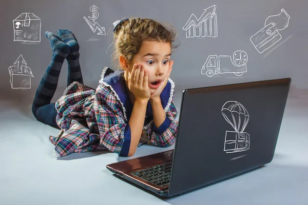 Teen girl buys goods in online store surprised Credit Card Payme — Stock Photo, Image