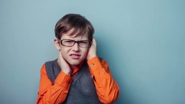 Başını on yıl Gözlükte video tutan genç çocuk migren baş ağrısı