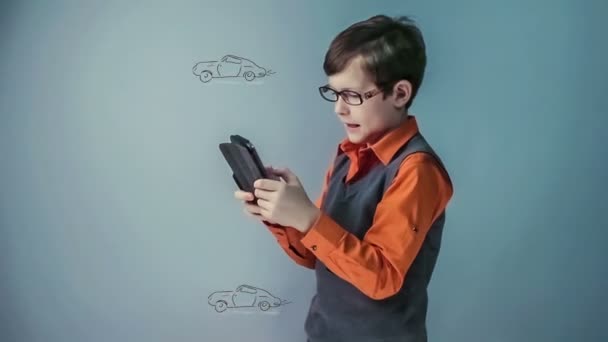 Teenager boy with glasses plays the game the race cars go on the tablet video hd 1920x1080 — Stock Video