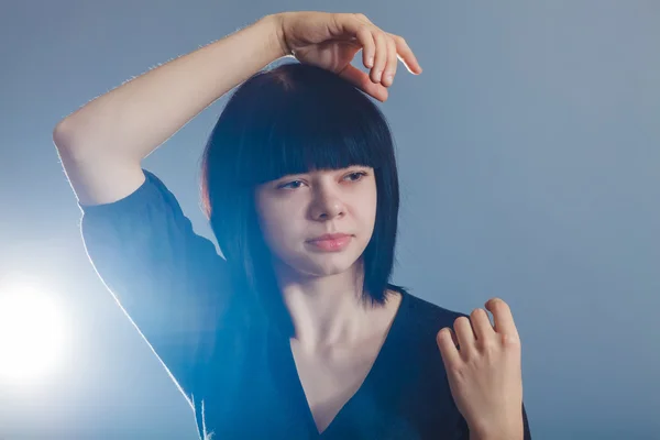 Aspecto europeo morena chica en una chaqueta gris poner su mano — Foto de Stock