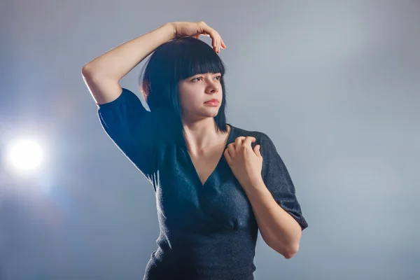 Europäisches Aussehen Brünettes Mädchen in grauer Jacke legte ihre Hand — Stockfoto