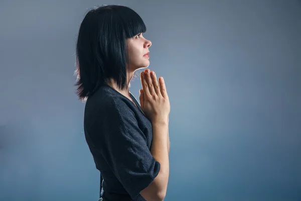 Européenne fille brune en veste noire plié ses mains — Photo