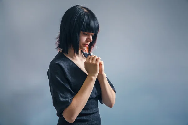 Europese uitziende meisje van ongeveer twintig brunette in een zwarte jas — Stockfoto