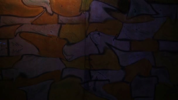 Видеодвижения граффити кирпич, каменная кривая неравномерный узор украшения ночью свет движется вдоль стены абстрактный фон hd 1920x1080 — стоковое видео