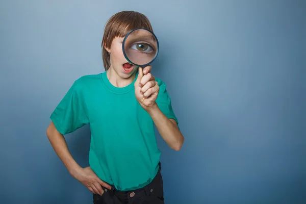 Teenager Junge braun europäisch Aussehen in einem grünen Hemd suchen — Stockfoto